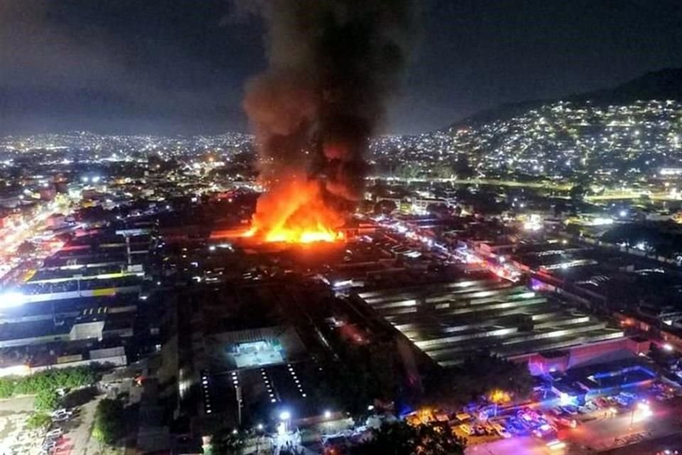 Una visión panorámica del incendio.