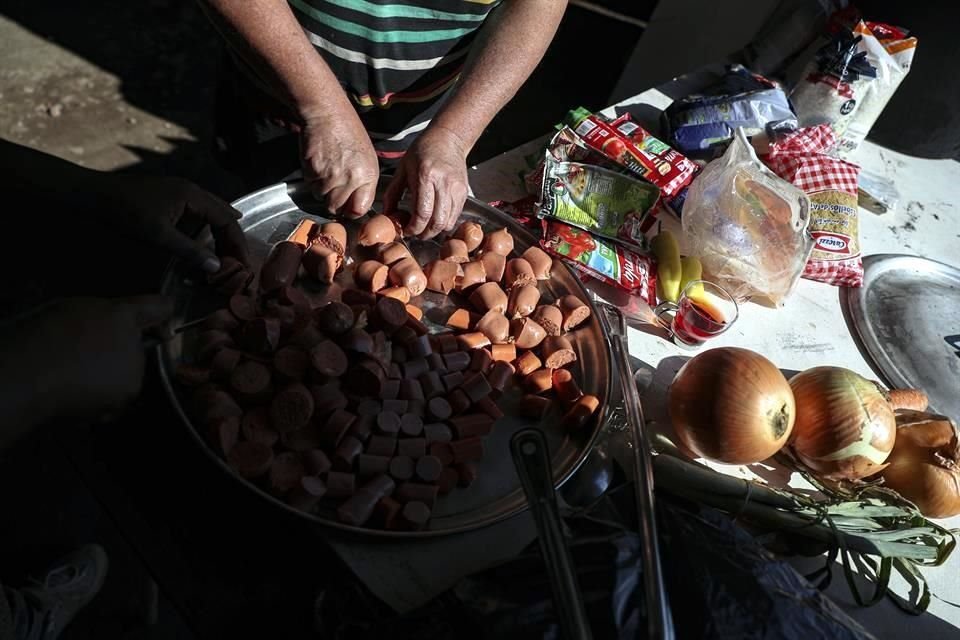 Una mujer prepara alimentos en Santiago de Chile, donde manifestantes han pedido apoyo de comida.