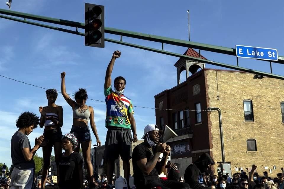 Personas realizan una manifestación en Minneapolis por tercer día.