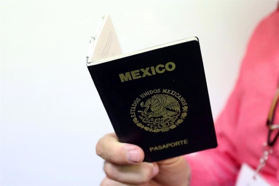Para el pasaporte con vigencia de 3 años se propone un alza de $126 o 9.4%.