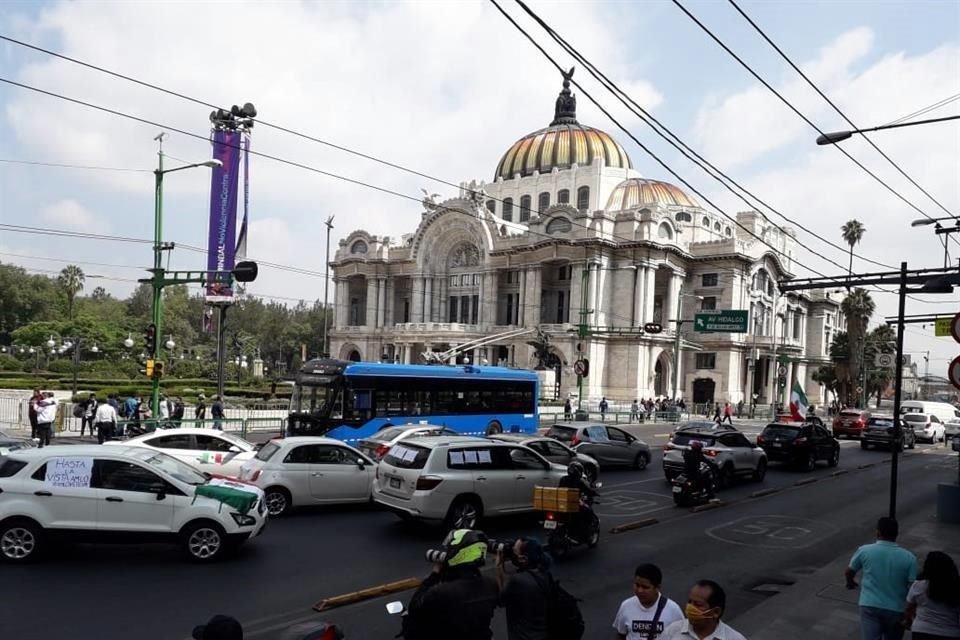 De acuerdo con conteos policiales, aproximadamente participan 250 autos, 20 motos y 300 manifestantes en la Ciudad de Mxico.