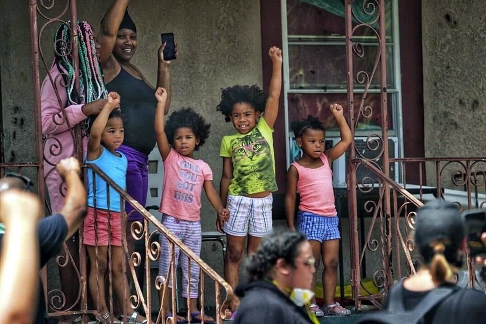 Una familia saludó a un grupo de manifestantes del movimiento Black Lives Matter en Tampa, Florida.