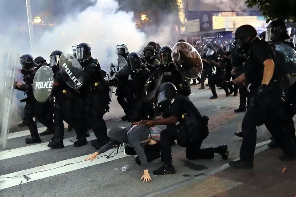 Un manifestante es arrestado por la policía en Atlanta.