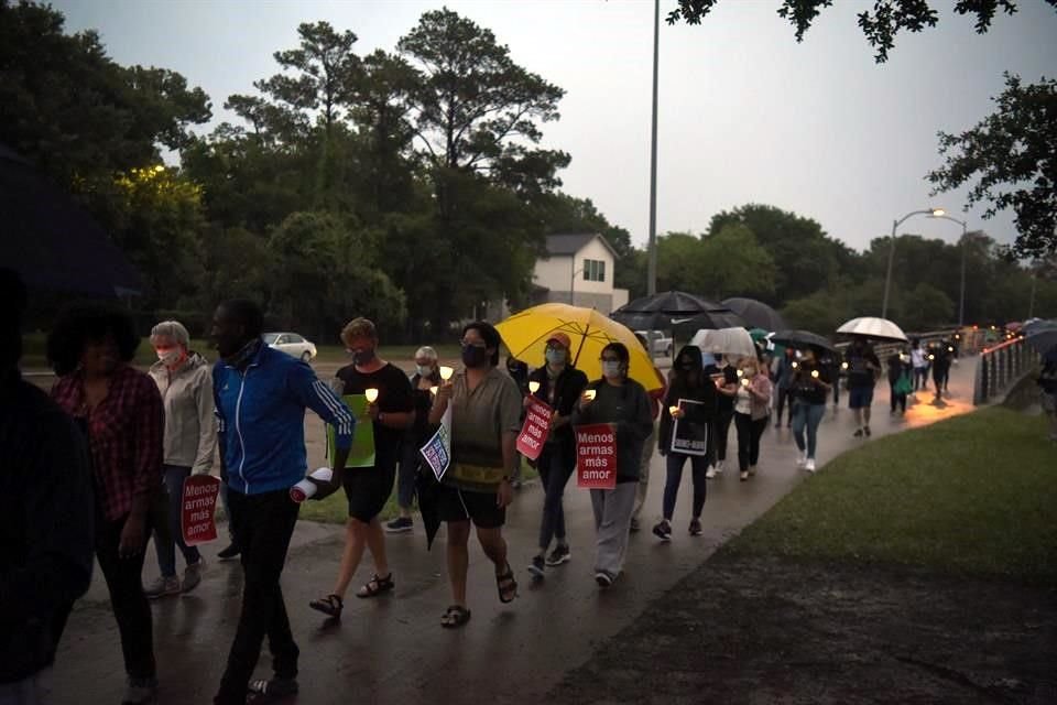 Gente participó en una vigilia para Floyd en Houston.
