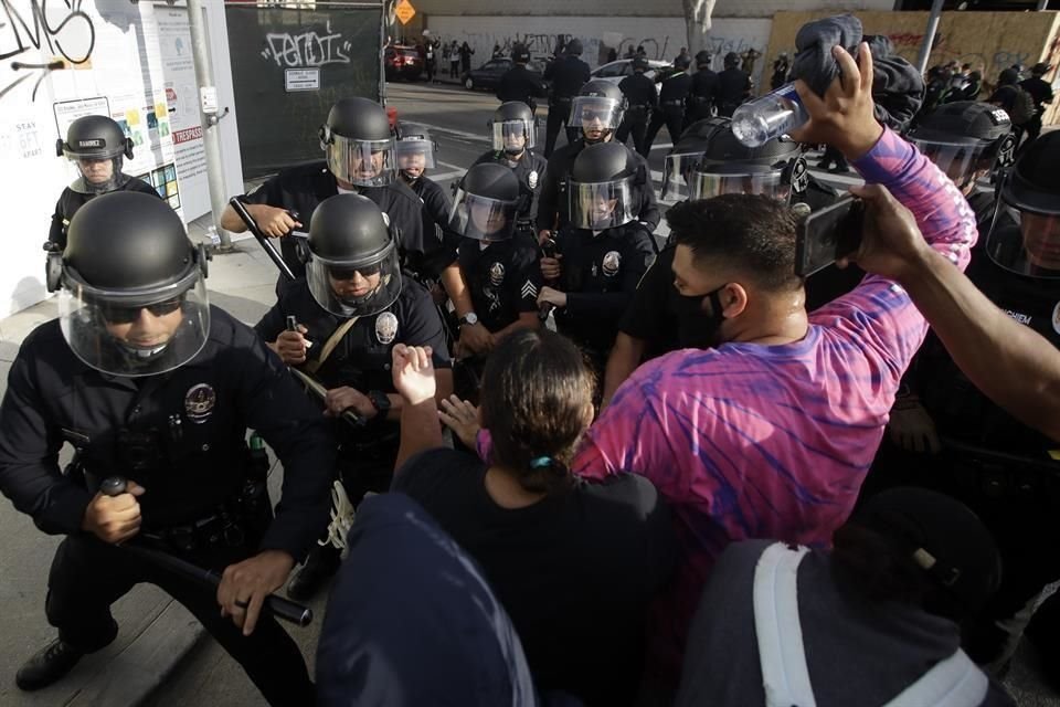 Manifestantes chocan con policías en Santa Mónica, California.
