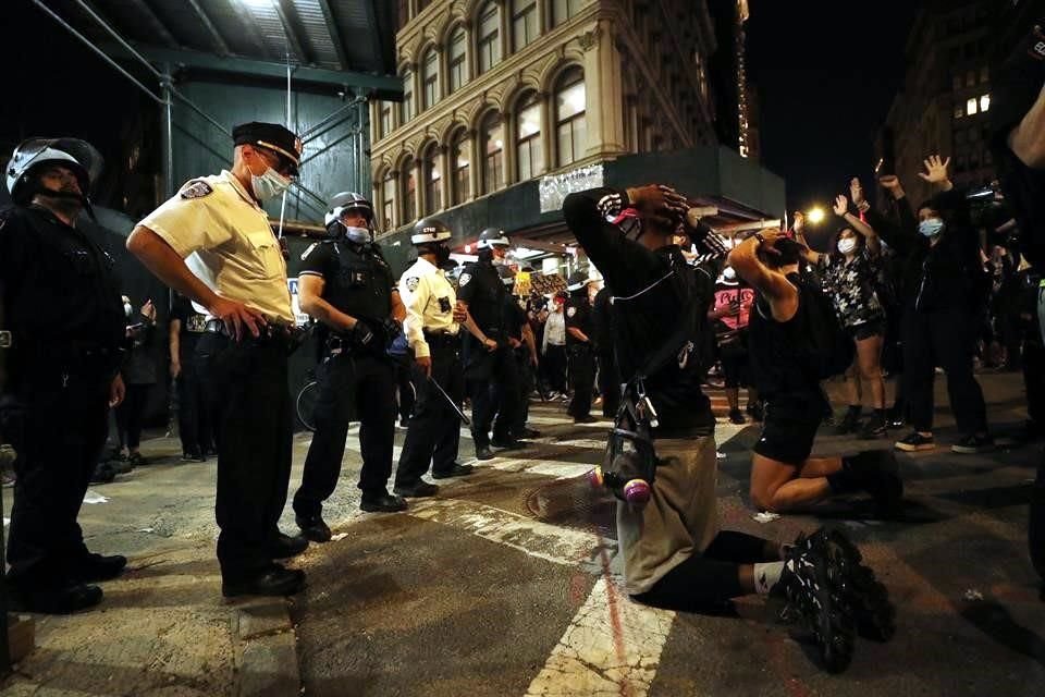 Manifestantes en Nueva York se arrodillaron frente a policías para protestar por muerte del afroamericano George Floyd.