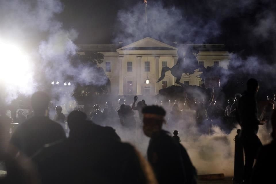 Pese al toque de queda, los manifestantes continúan frente a la Casa Blanca.