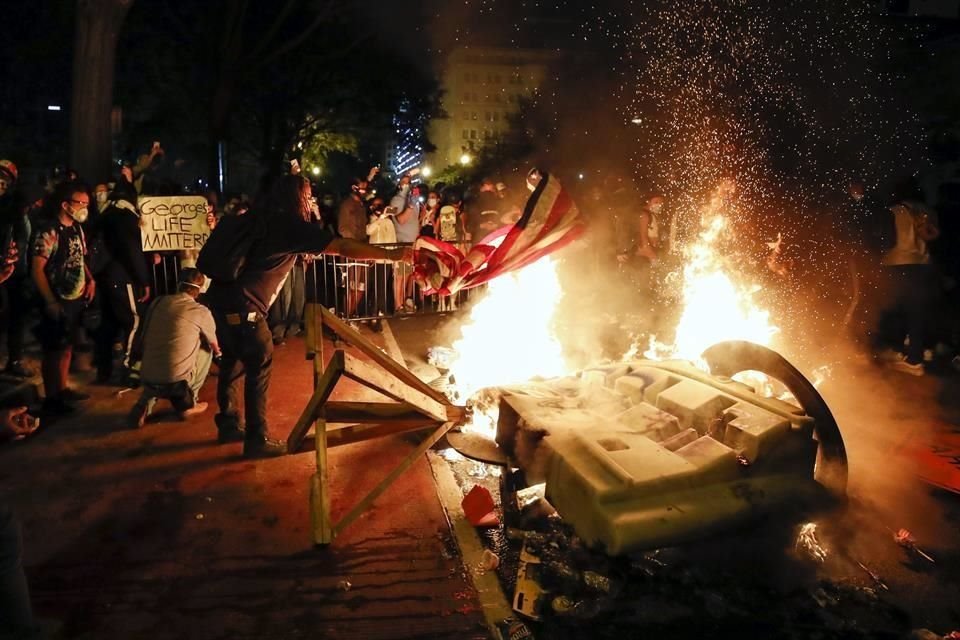 Los manifestates realizaron quemas frente a la Casa Blanca en protesta por la muerte de George Floyd.
