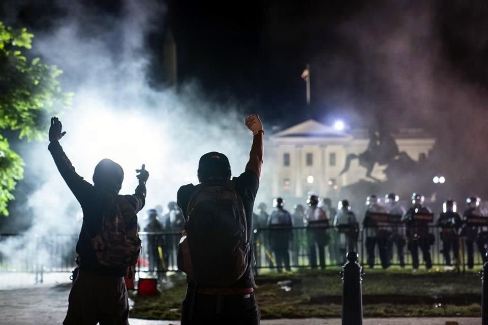 Los inconformes se han enfrentado con elementos de la Policía durante las protestas frente a la Casa Blanca, la cual apagó sus luces.
