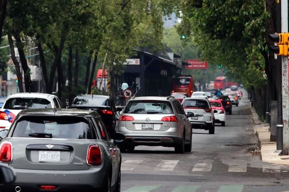 Insurgentes (foto), Periférico, Reforma y Eje Central están entra las vías con mayor afluencia vehicular este lunes.