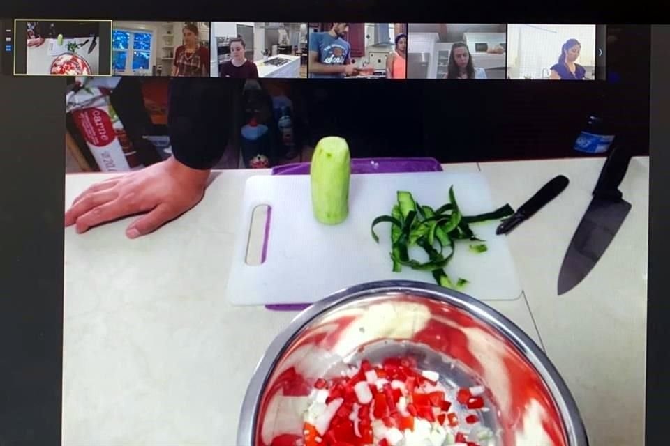 Haciendo uso de las herramientas digitales, las  empresas han lanzado clases de cocina en vivo impartidas por sus chefs.