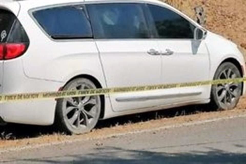 Los cuerpos fueron localizados el mediodía de ayer en una camioneta Chrysler Pacífica abandonada en la localidad de Los Cedros.