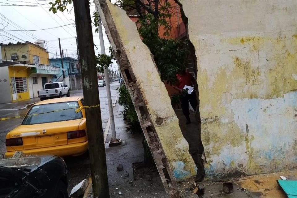 Las autoridades locales también atendieron en la capital de Tabasco la caída de un árbol seco sobre un auto compacto, en la Colonia Tabasco 2000.