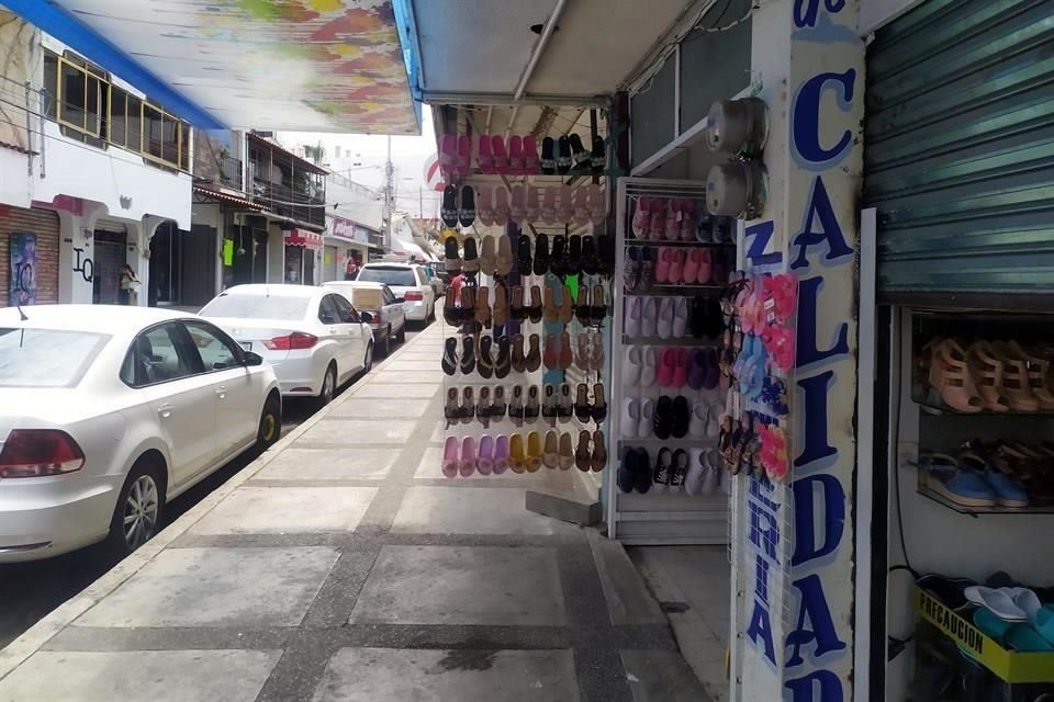 Dueños de negocios no esenciales que operan en el mercado central 'Baltazar R. Leyva Mancilla' y del centro de Chilpancingo reabrieron sus establecimientos.