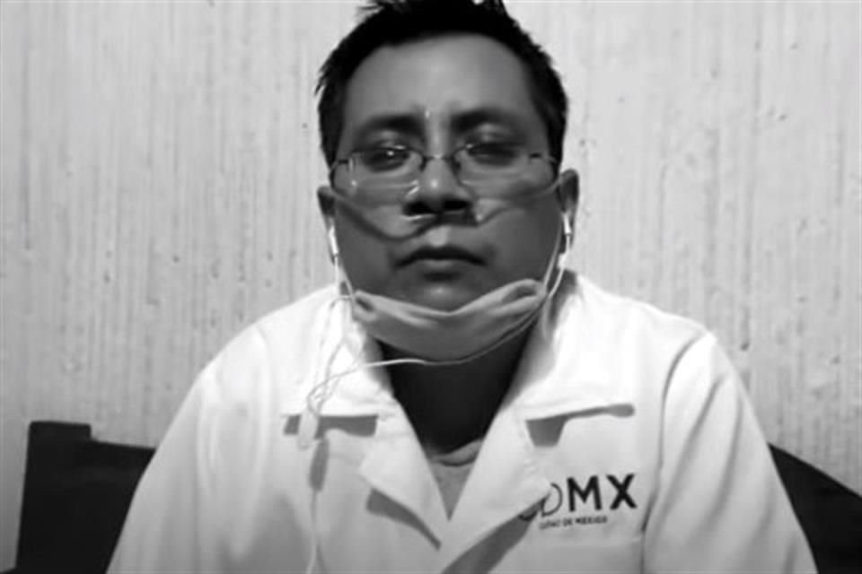 En el video en blanco y negro, que se titula '¡Ya basta! Los médicos y personal de salud no somos héroes, somos seres humanos'.