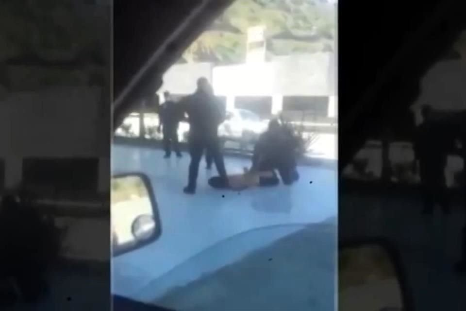Autoridades de BC investigan la muerte de un ciudadano durante un arresto a manos de la Policía de Tijuana; dos agentes fueron suspendidos.