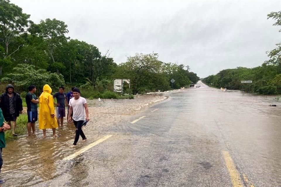 Vías inundadas por la tormenta 'Cristóbal', que se localiza a 230 km al oeste-suroeste de Campeche y a 105 km al noreste de Puerto de Dos Bocas, Tabasco.
