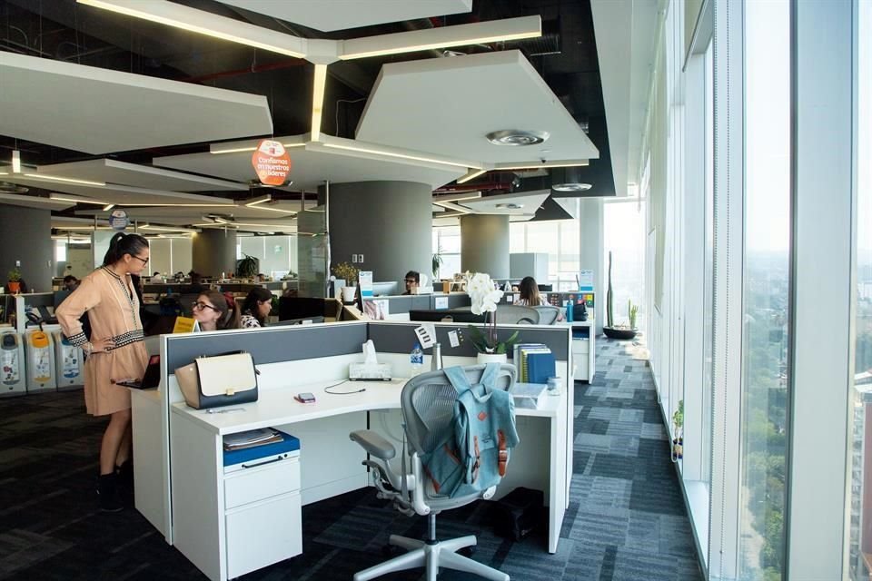 Los baby boomers valoran principalmente la comunicación efectiva y el establecimiento de objetivos claros, los millennials y centennials destacan tanto la empatía y el equilibrio entre trabajo como vida personal.