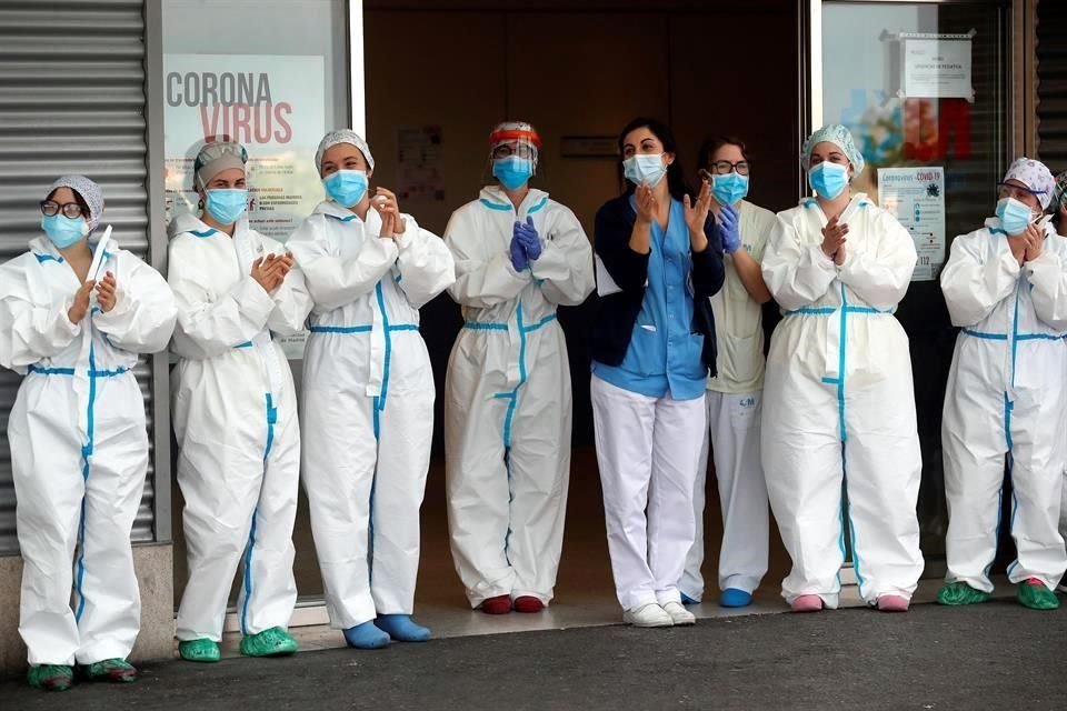 Fotografía de archivo de personal sanitario del Hospital del Henares en Coslada, Madrid, que agradecen los aplausos de los vecinos por su labor en la lucha contra el coronavirus.