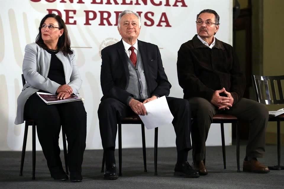 Rocío Nahle, Manuel Bartlett y Octavio Romero en una conferencia en Palacio Nacional.