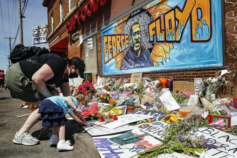 En la tienda donde murió Floyd, manifestantes pintaron un mural en su honor.