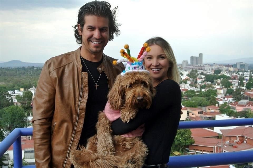 Carlos Olson y Liz Woodburn asisten, junto a 'Cleo', a su primera fiesta canina.