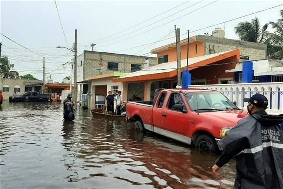 En Yucatán, la tormenta que tiene vientos sostenidos de 95 kilómetros por hora y rachas de 110 kilómetros por hora mantiene en alerta 'Amarilla' a la región oeste y sur de la entidad.