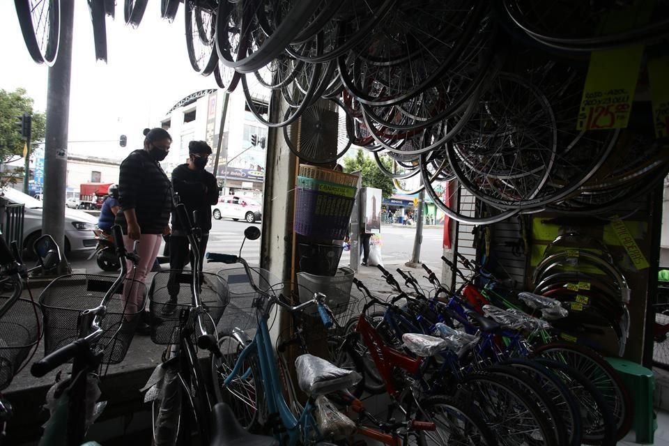 Por cuestiones como la distancia y evitar el transporte público, capitalinos recurren a la bicicleta.