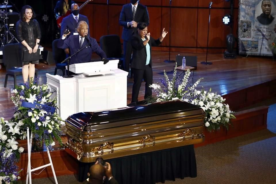 El Reverendo Al Sharpton da un discurso durante el funeral de Floyd.