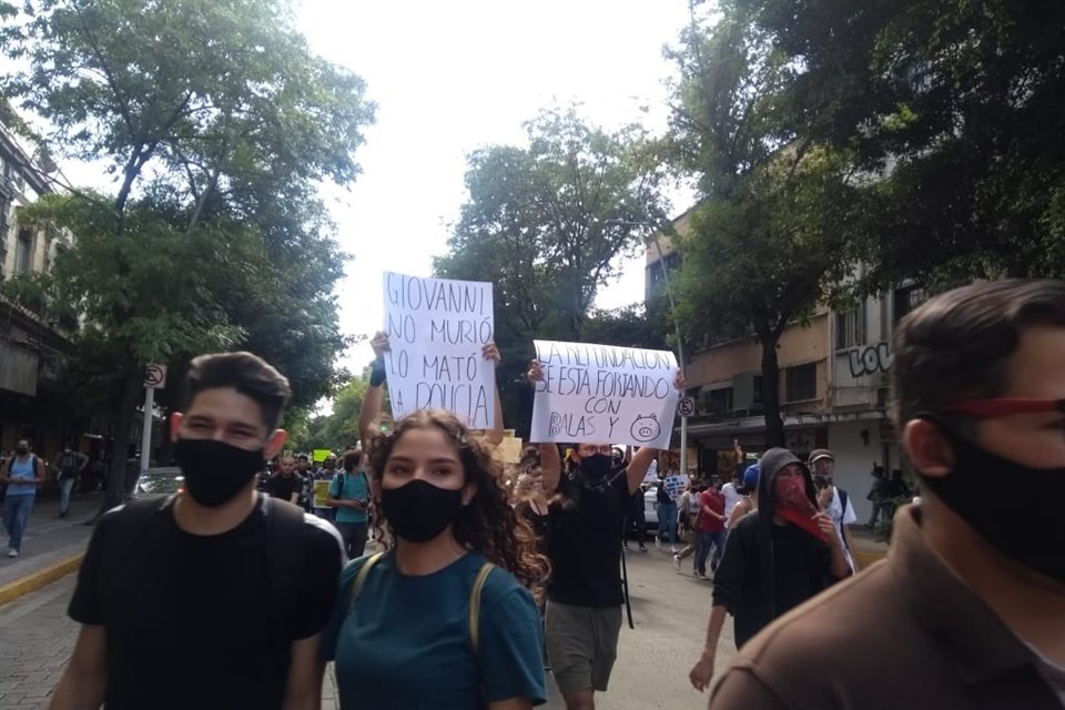 Jóvenes que protestan por el asesinato de Giovanni López marchan del Parque Rojo hacia Palacio de Gobierno.