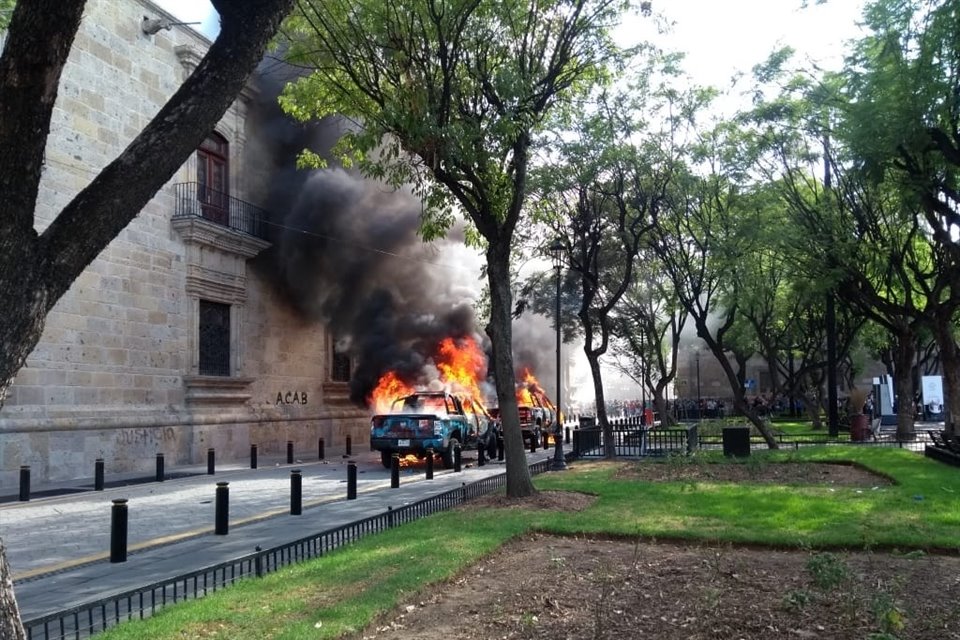 Durante la protesta, manifestantes quemaron dos patrullas.