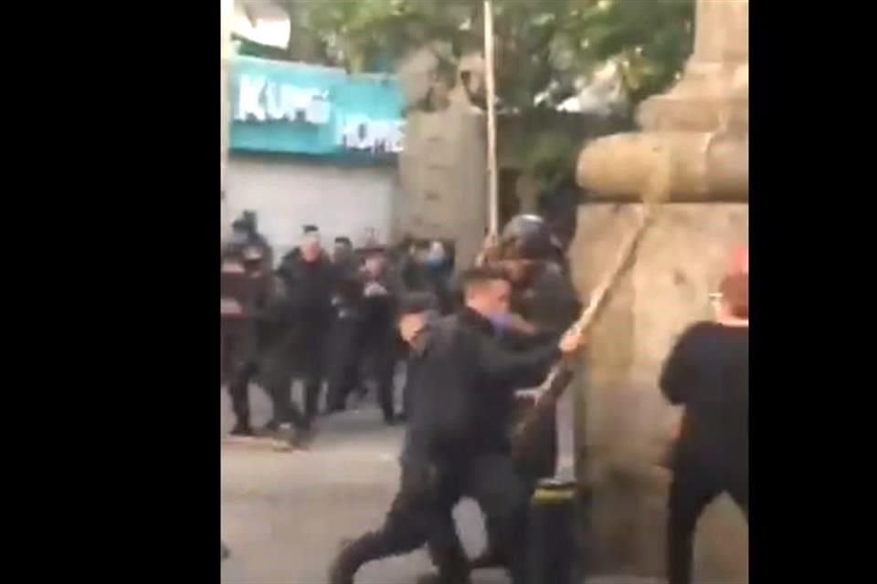 Manifestantes se enfrentaron con policías en el Palacio de Gobierno de Jalisco, quienes fueron captados agrediendo a ciudadanos con palos.