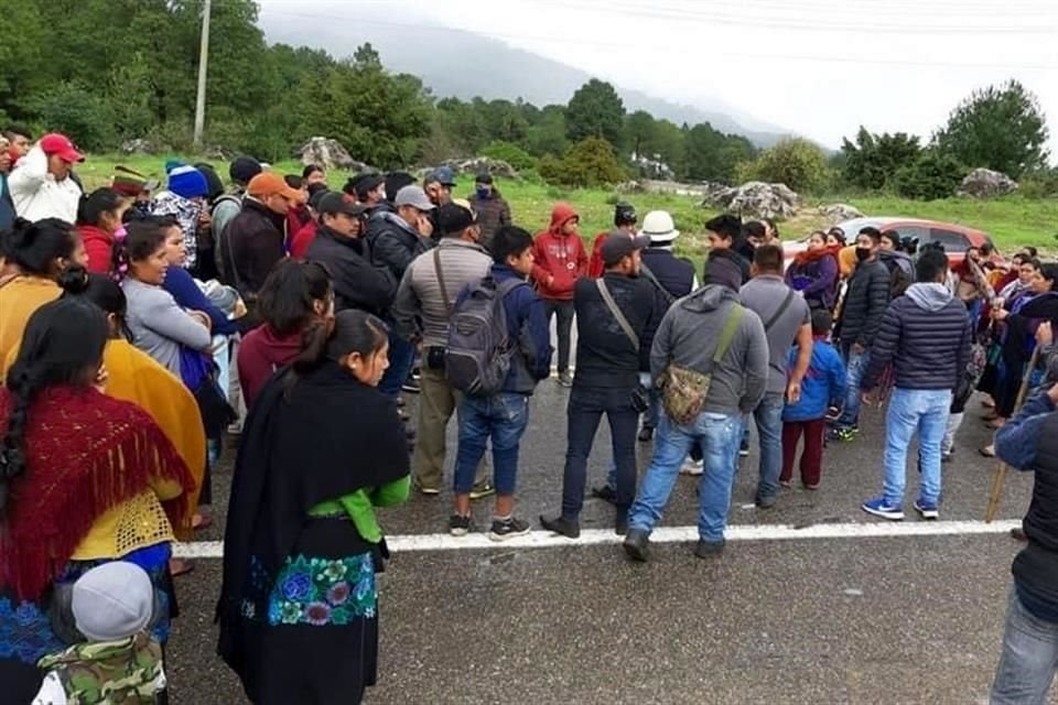 Indígenas de Guerrero retienen a 2 funcionarios estatales para exigir que fuerzas de seguridad replieguen a integrantes de grupo armado.