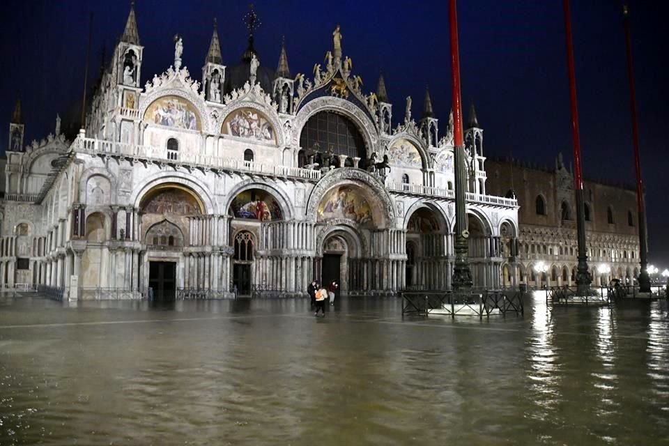 Basílica de San Marcos en Venecia con las inundaciones por la marea alta.