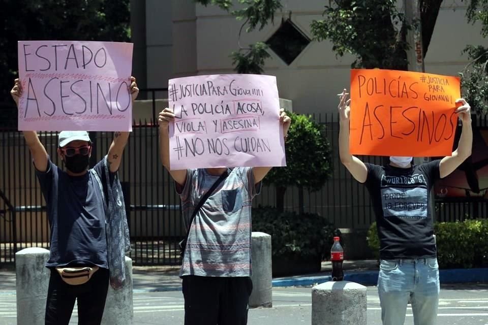 Manifestantes pusieron pancartas en las láminas con mensajes como 'La Policía no me cuida, viola mujeres y asesina trabajadores' y 'Disolución de los cuerpos represivos'.