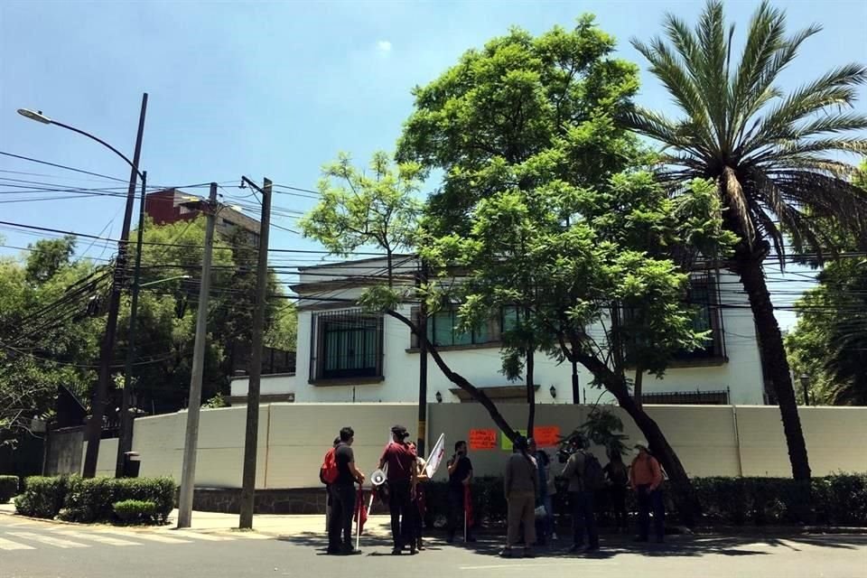 Desde las 12:30 horas de este viernes, aproximadamente una decena manifestantes arribó frente a la oficina del gobierno jalisciense ubicada en Polanco, en la Alcaldía Miguel Hidalgo.
