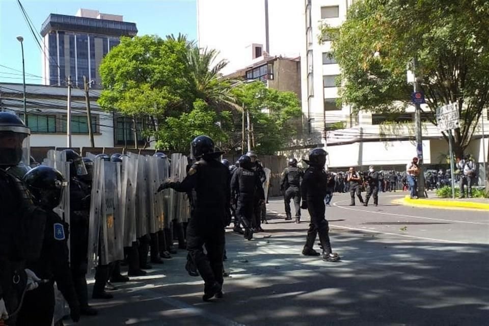 Encapuchados que vandalizaron comercios en Paseo de la Reforma lanzan piedras a la respresentación de Jalisco en CDMX.