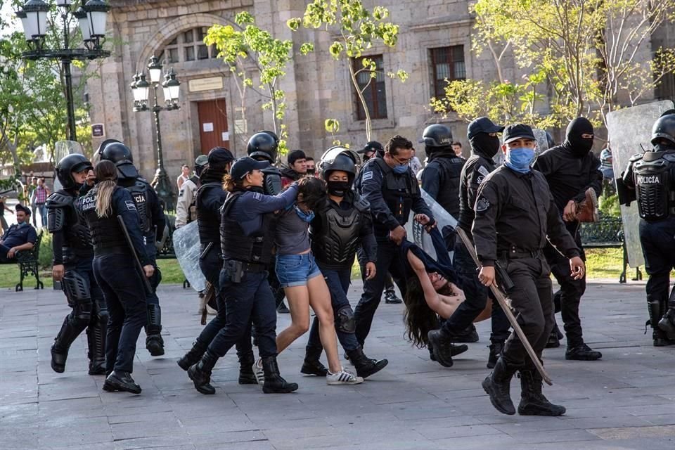 En protestas en Guadalajara, varios manifestantes fueron detenidos.