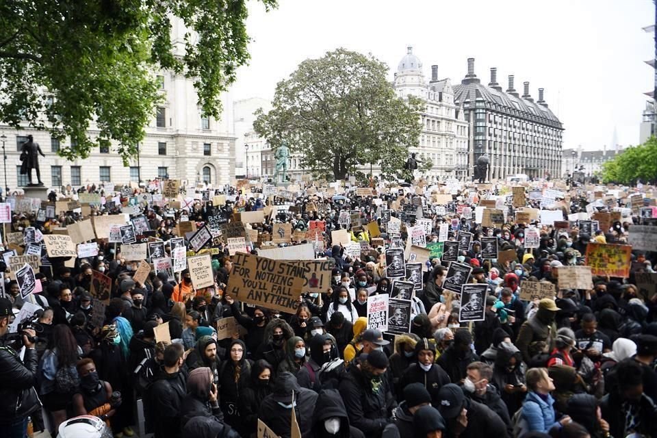 Los manifestantes, muchos de ellos con cubrebocas y guantes, se congregaron en la plaza del Parlamento, en el centro de Londres.