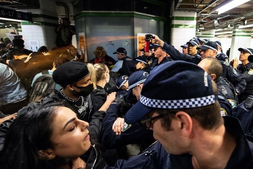 La Policía rocía con gas pimienta a los manifestantes en la Estación Central después de una protesta de Black Lives Matter en Sidney, Australia.