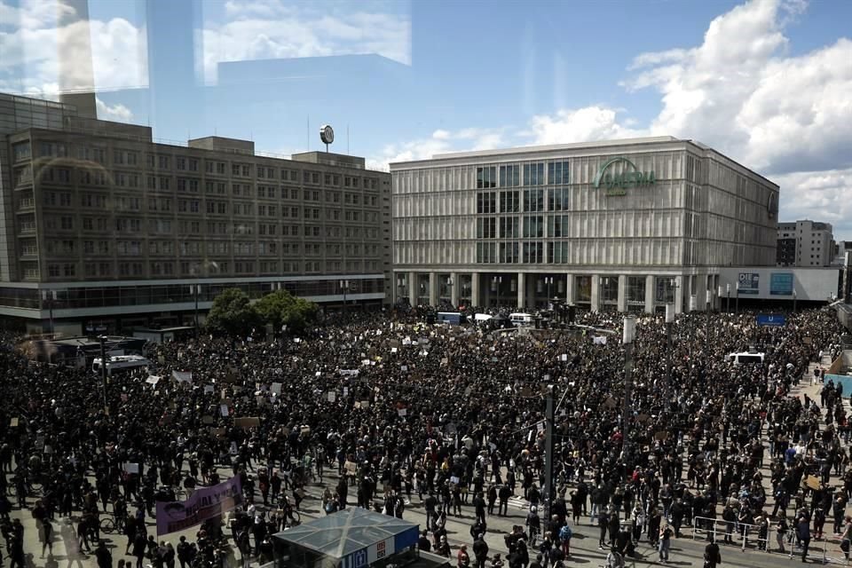 Imagen aérea de la plaza de Alexanderplatz, en Berlín, durante la manifestación contra el racismo.