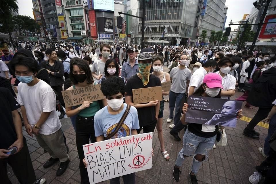 La muestras de solidaridad por la muerte de George Floyd en Estados UNidos también se dieron en Tokio, Japón.