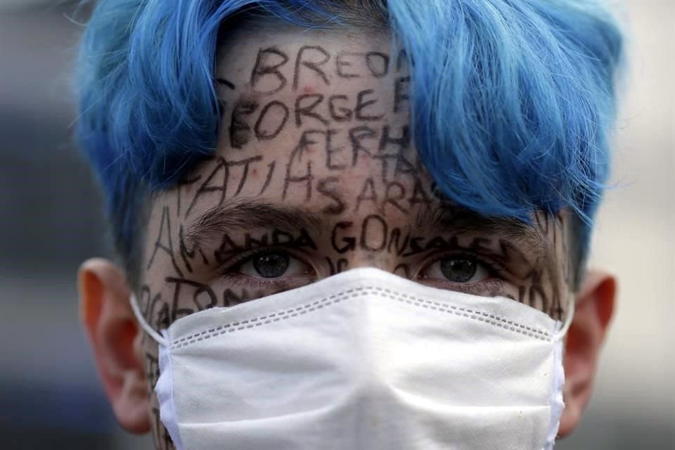 Un hombre lleva una mascarilla durante una protesta en Berlín, Alemania.