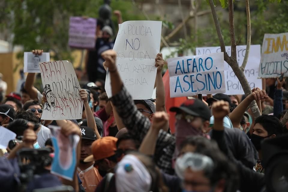 La concentración nuevamente tuvo lugar en el Centro de Guadalajara, en donde 'llovían' las consignas contra Alfaro.