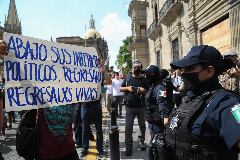 Los manifestantes encararon a policías que se apostaron afuera de Palacio de Gobierno, y aunque los ánimos se encendieron, el choque fue menor al de los días anteriores.