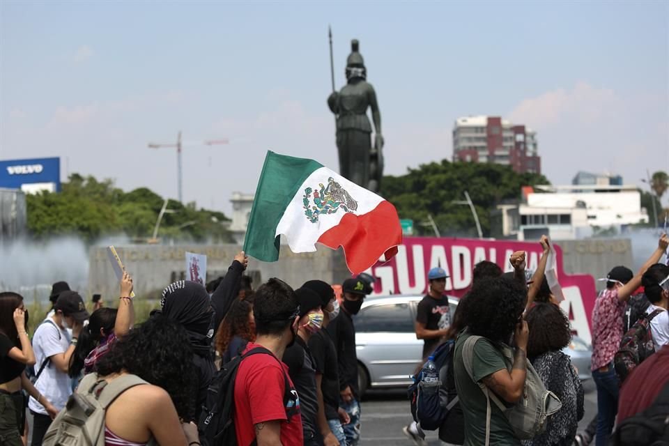 Cientos de manifestantes se reunieron en La Minerva para participar en la protesta.