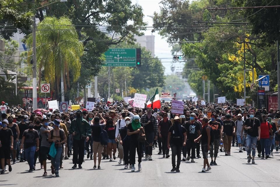 La manifestación avanzó por Avenida Vallarta hacia el Centro Histórico.
