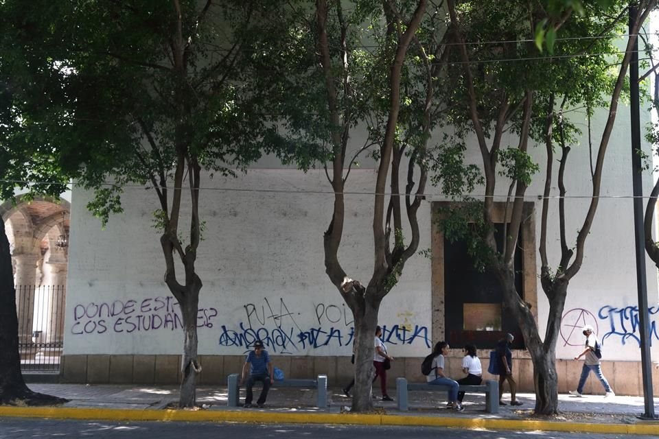 En Avenida Vallarta, a la altura del ex Convento del Carmen, a la protesta por Giovanni se añadió la exigencia de justicia por estudiantes desaparecidos.