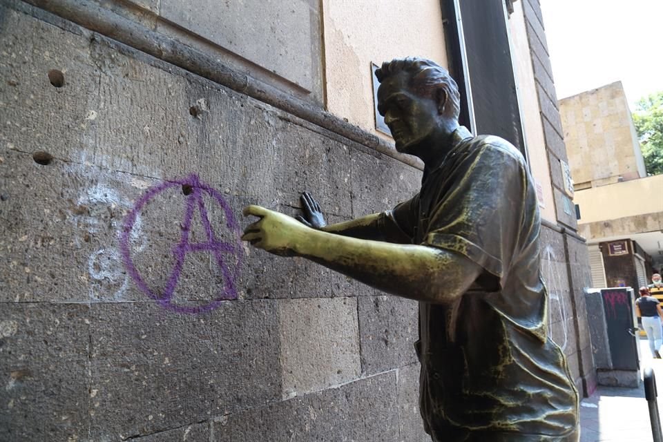 La estatua de Matute Remus no se salvó del graffiti.