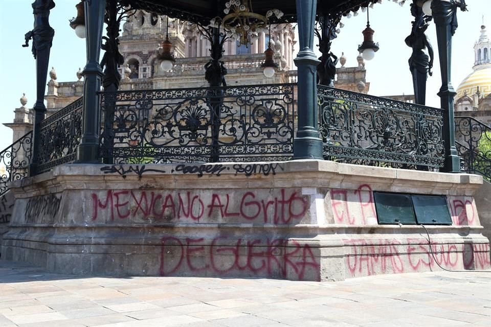 El kiosco de Plaza de Armas, al igual que Palacio de Gobierno, fueron blanco de daños en las protestas, aunque ayer ya empezaron reparaciones.